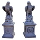 2 x Greifvogel 2 x S&auml;ulensockel sitzend Adler Gartenfigur Steinfigur H&ouml;he: 99cm
