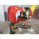 Bunte Lebensgroße Kuh im abstrakten Picasso Style Bunte Kuh Verrückte Bemalung